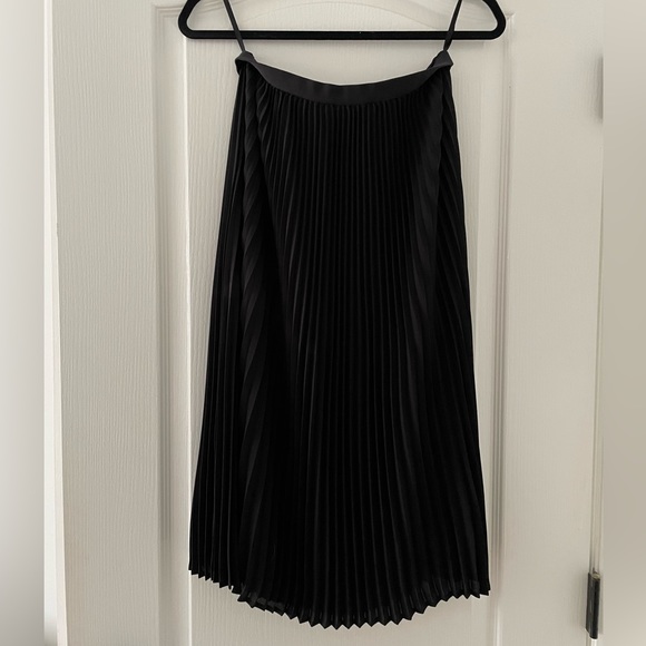 Aritzia Dresses & Skirts - Babaton pleated midi skirt (black) (Jude skirt)